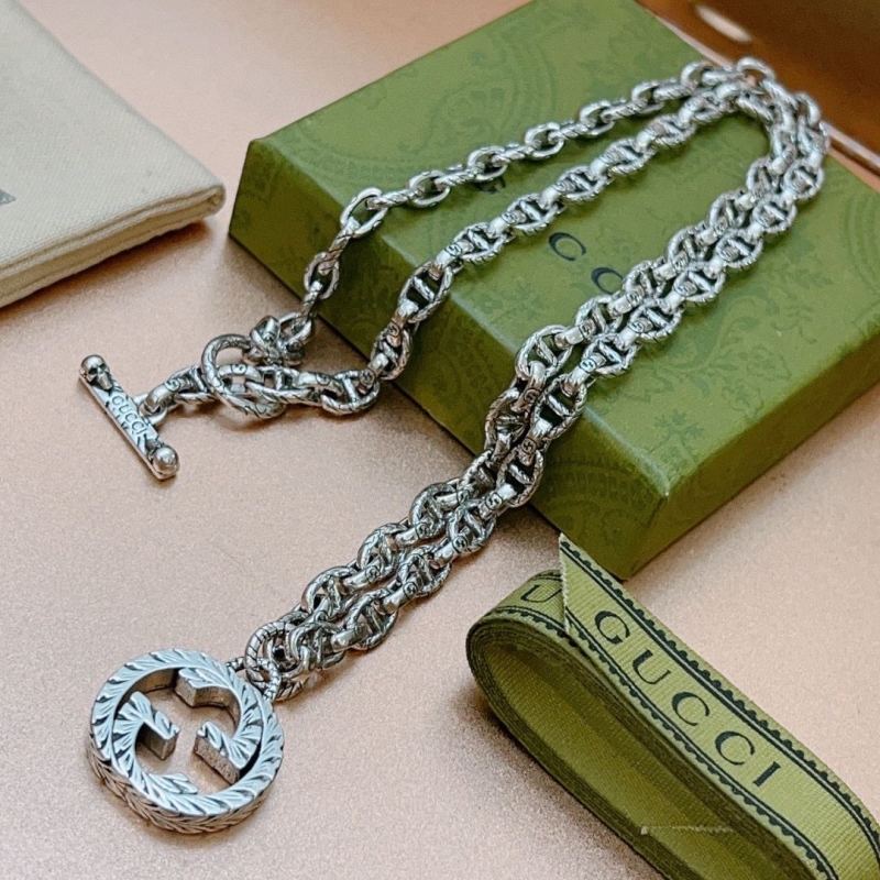 G*u*i necklaces